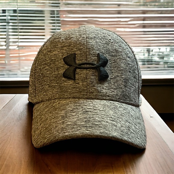 Under Armour Embroidered Logo Soft Polyester & Elastane Size M/L Cap! - Picture 6 of 8